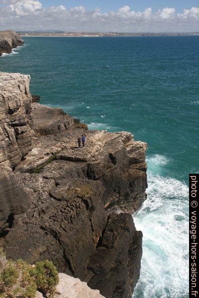 Terrasse naturelle sous la côte rocheuse sud du Cabo Carvoeiro. Photo © Alex Medwedeff