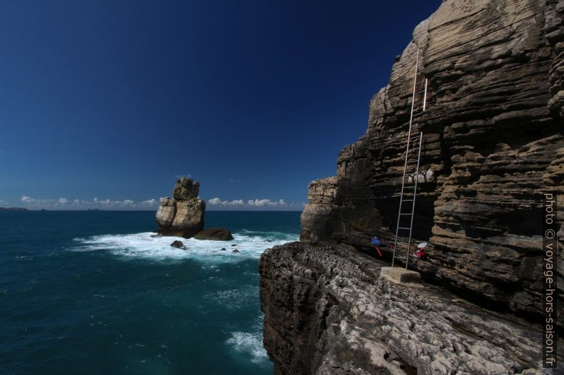Échelle de plus de 10 mètres à la pointe du Cap Carvoeiro. Photo © André M. Winter