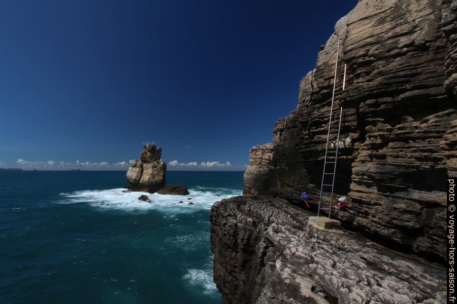 Échelle de plus de 10 mètres à la pointe du Cap Carvoeiro. Photo © André M. Winter