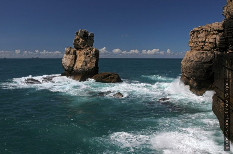 Mer agitée autour du rocher du Cap Carvoeiro. Photo © Alex Medwedeff