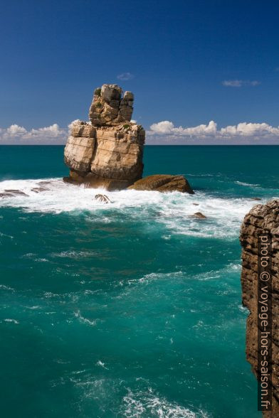 Mer tumultueuse autour du rocher devant le Cap Carvoeiro. Photo © Alex Medwedeff