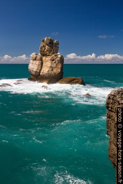 Mer tumultueuse autour du rocher devant le Cap Carvoeiro. Photo © Alex Medwedeff
