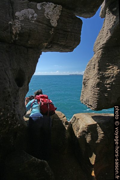 Alex photographie à la rambarde naturelle du point de pêche de la Varanda De Pilatos. Photo © André M. Winter