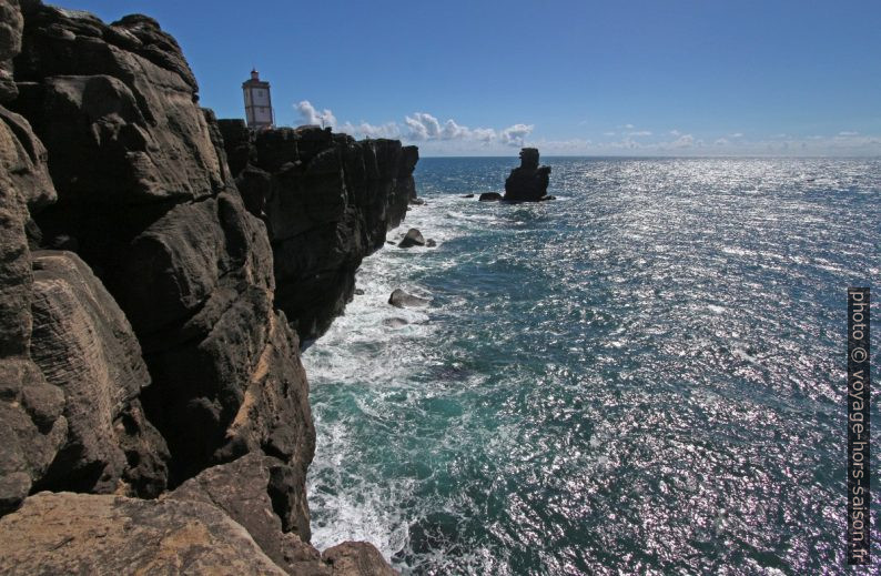 Phare et côte nord de la Presqu'île de Peniche. Photo © André M. Winter