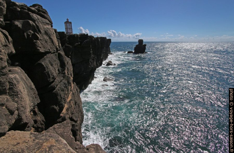 Phare et côte nord de la Presqu'île de Peniche. Photo © André M. Winter