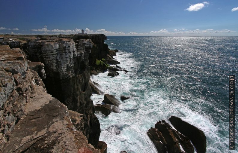 Côte rocheuse escarpée au nord du Cabo Carvoeiro. Photo © André M. Winter