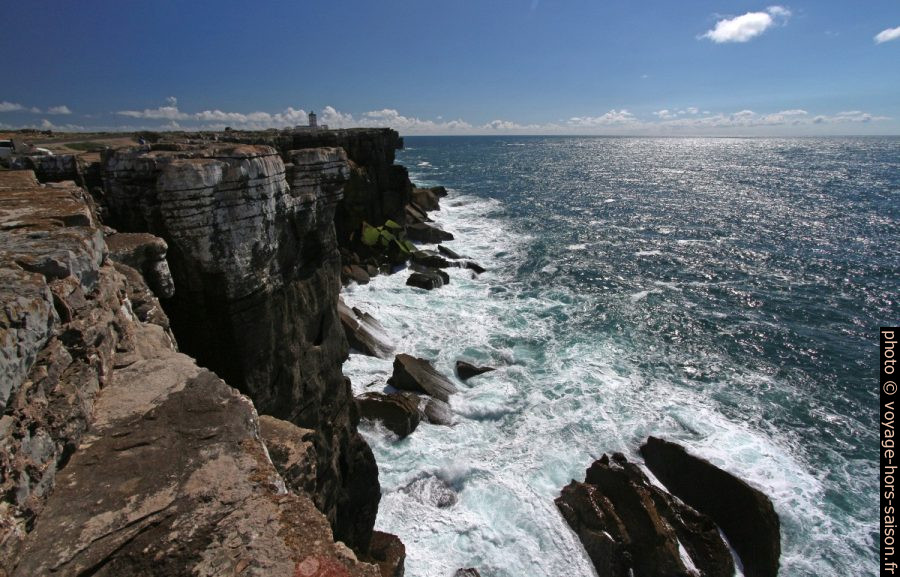 Côte rocheuse escarpée au nord du Cabo Carvoeiro. Photo © André M. Winter