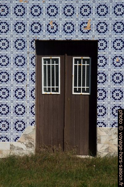 Carreaux bleus et blancs sur une simple maison. Photo © Alex Medwedeff