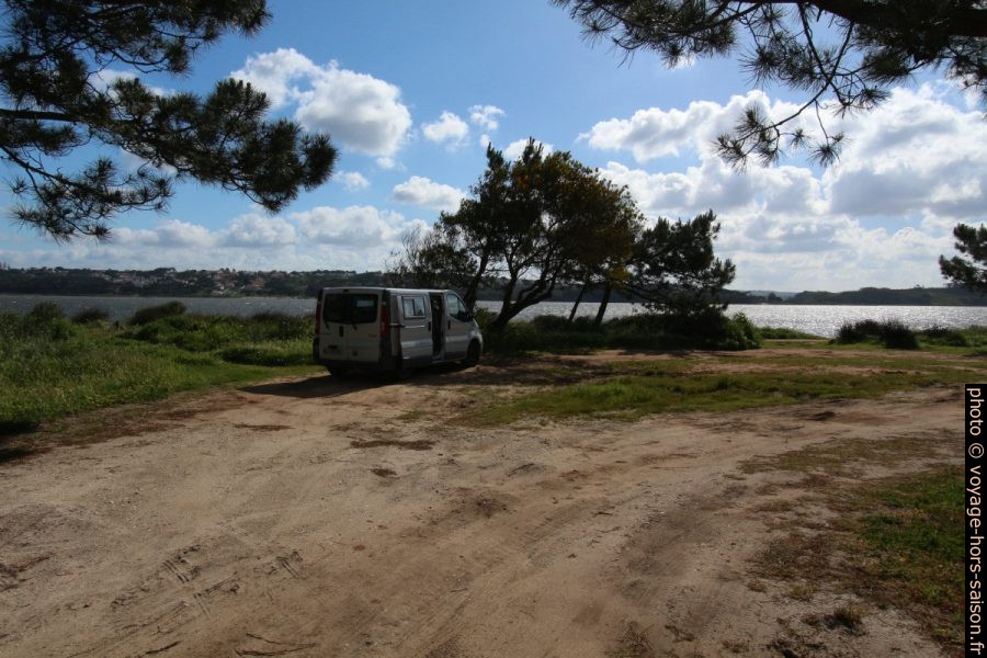 Notre Trafic installé au bord du Lago de Óbidos. Photo © André M. Winter