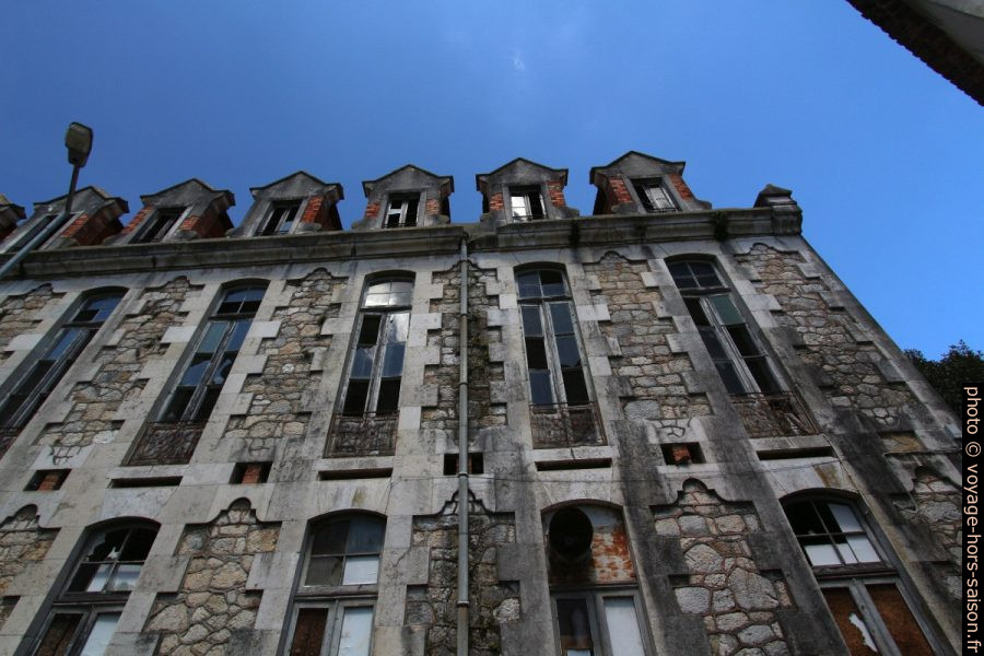 Pavillons en ruine du parc hospitalier thermal de Caldas da Rainha. Photo © André M. Winter