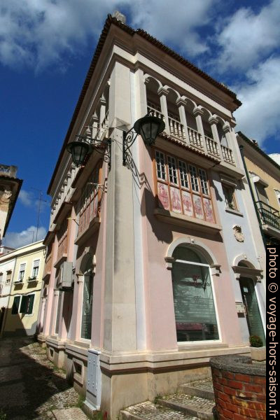 Balcon avec arcades d'une maison du centre de Caldas da Rainha. Photo © André M. Winter