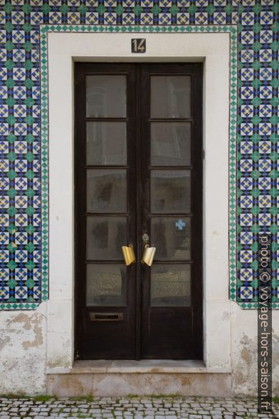 Porte d'une maison carrelée de carreaux géométriques. Photo © André M. Winter