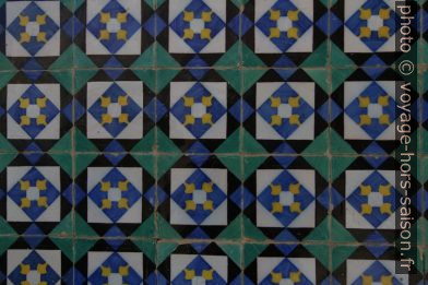 Carreaux géométriques noirs, bleus, verts, jaunes et blancs. Photo © André M. Winter