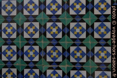 Carreaux géométriques noirs, bleus, verts, jaunes et blancs. Photo © André M. Winter