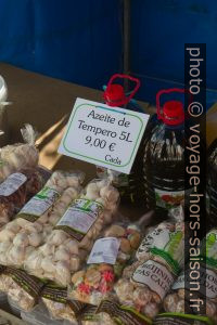 Huile d'olive et pâtisseries de Caldas da Rainha sur le marché. Photo © Alex Medwedeff