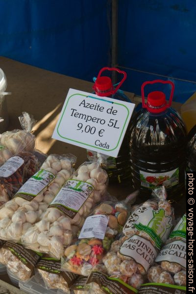 Huile d'olive et pâtisseries de Caldas da Rainha sur le marché. Photo © Alex Medwedeff