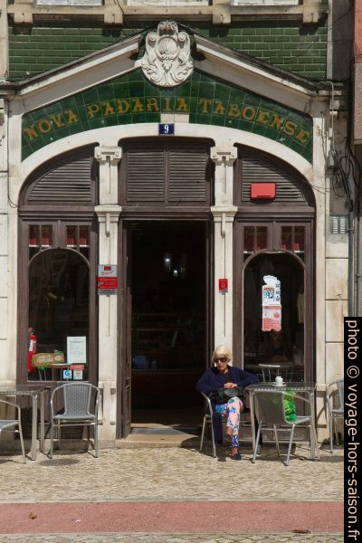 Café au rez-de-chaussée d'une maisons d'Art Nouveau sur la Praça da Republica. Photo © Alex Medwedeff