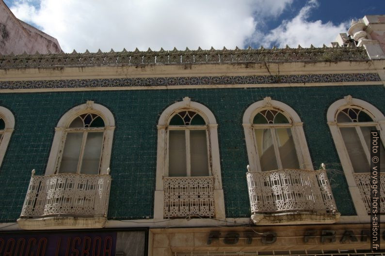 Maison ancienne avec frise, carrelages et fer forgé. Photo © André M. Winter