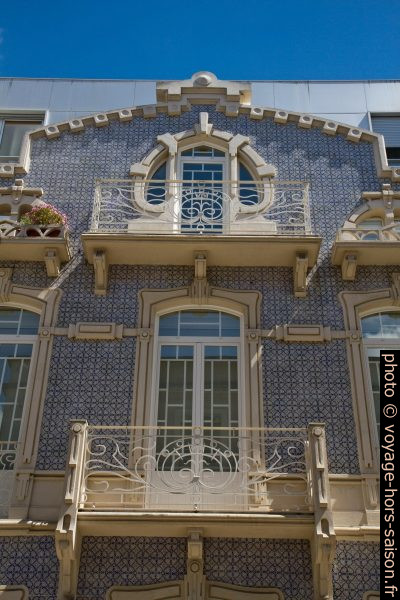 Balcons d'une maison d'Art Nouveau au carreaux bleus et blancs. Photo © Alex Medwedeff