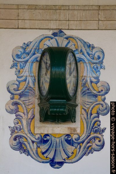 Horloge de la gare de Caldas da Rainha encadrée d'azulejos. Photo © Alex Medwedeff