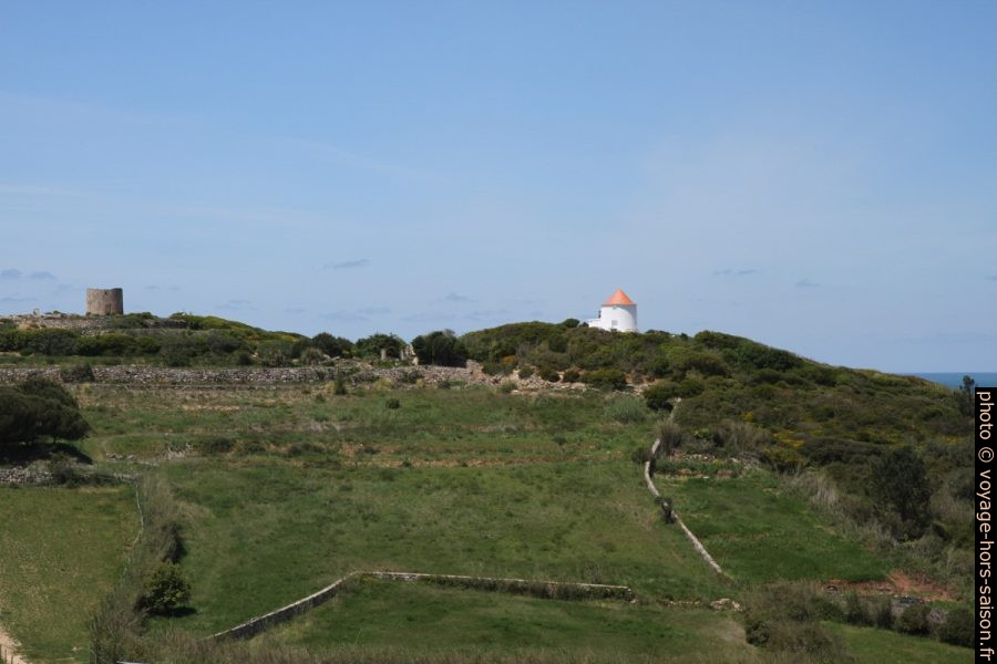 Moulins sur la crête à l'ouest de la Baie de São Martinho do Porto. Photo © Alex Medwedeff