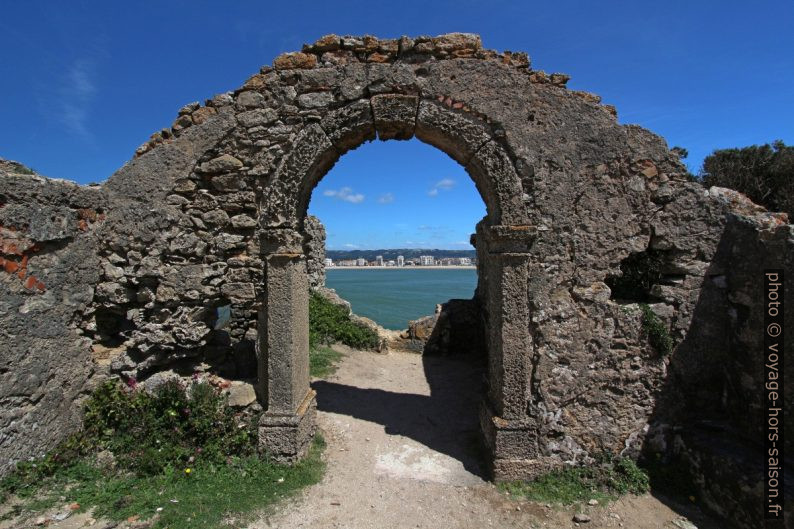 Arc dans les ruines de la Capela de Santana. Photo © André M. Winter