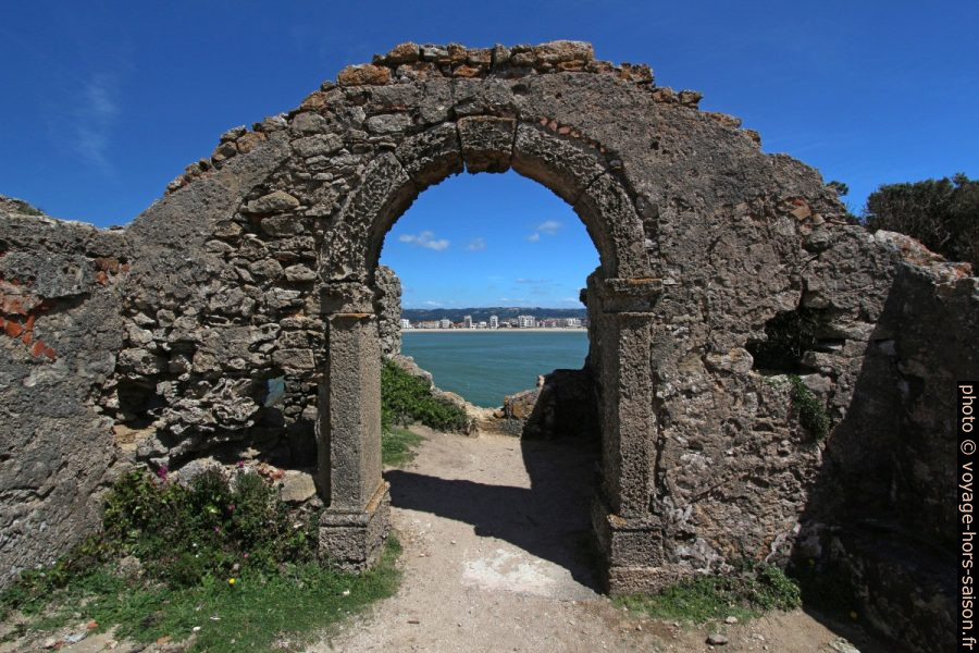 Arc dans les ruines de la Capela de Santana. Photo © André M. Winter