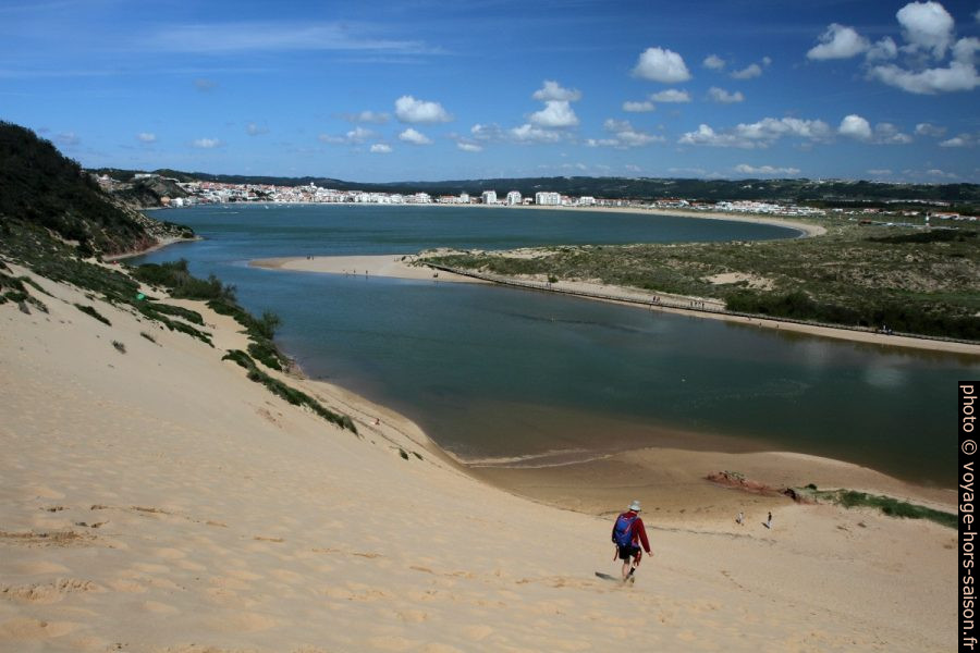 André descend de la Dune de Salir do Porto. Photo © Alex Medwedeff