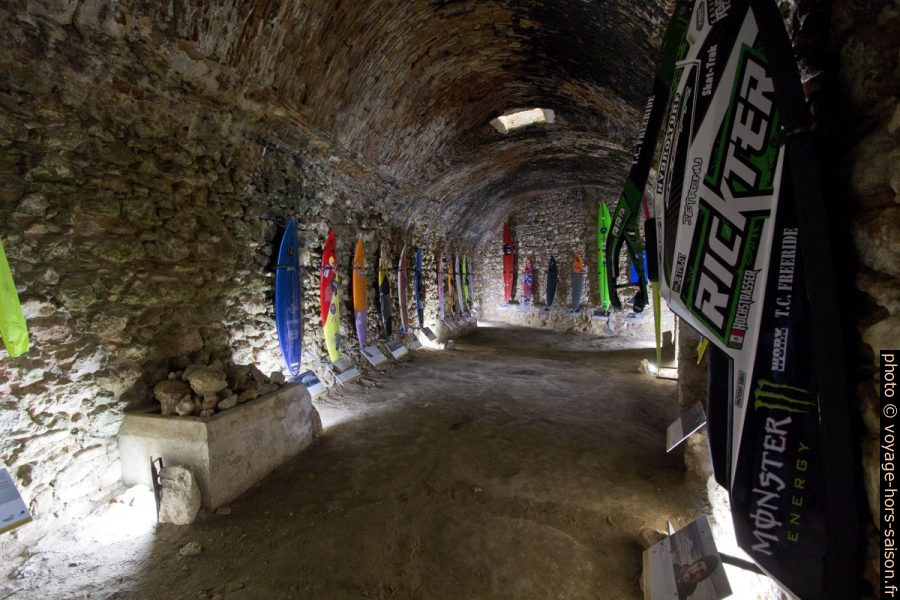 Exposition de planches de surf dans le Forte de São Miguel Arcanjo. Photo © André M. Winter