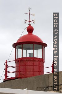 Lanterne rouge du phare de Nazaré. Photo © André M. Winter