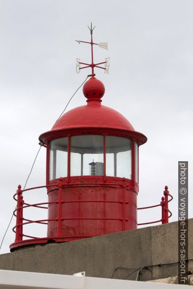 Lanterne rouge du phare de Nazaré. Photo © André M. Winter