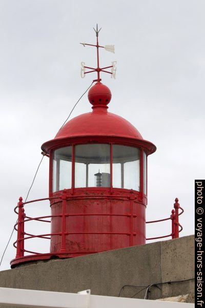 Lanterne rouge du phare de Nazaré. Photo © André M. Winter