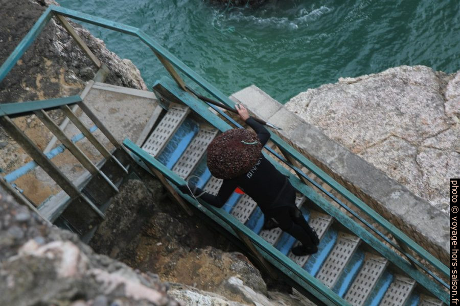 Un pêcheur de pédonculés monte sa prise dans un sac. Photo © Alex Medwedeff