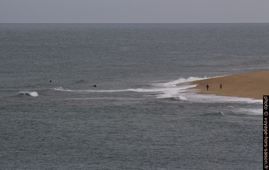Surfeurs à la Praia do Norte par mer calme. Photo © André M. Winter