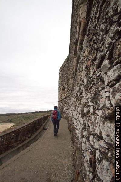 Alex remonte sous le Forte de São Miguel Arcanjo. Photo © André M. Winter