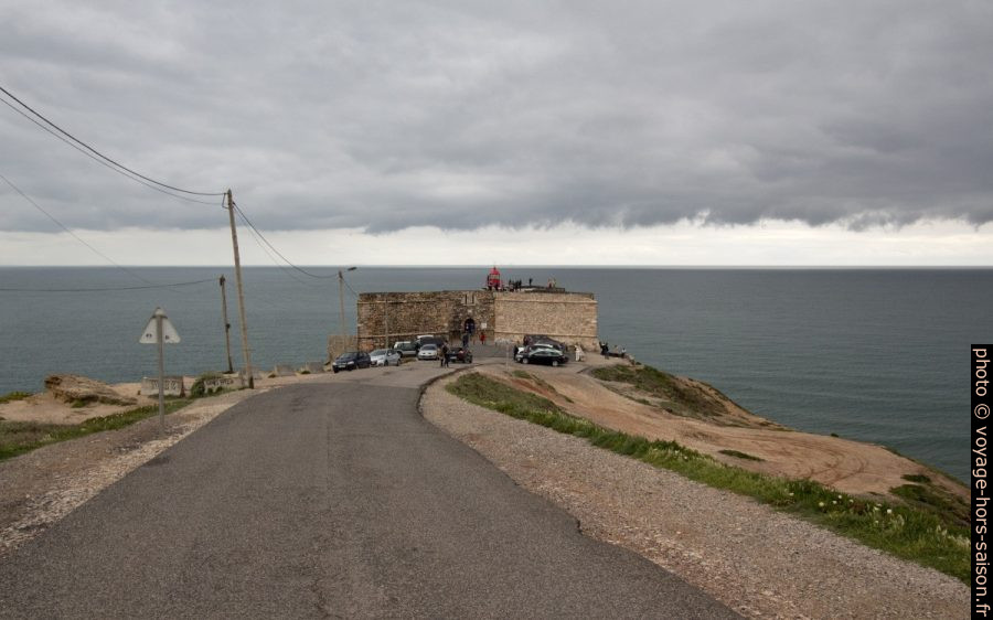 Forte de São Miguel Arcanjo vu de la route. Photo © André M. Winter