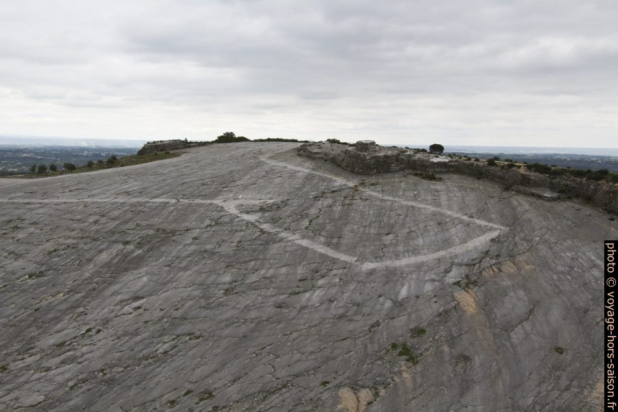 Chemin sur la plaque oblique du Monumento Natural das Pegadas dos Dinossáurios da Serra de Aire. Photo © André M. Winter