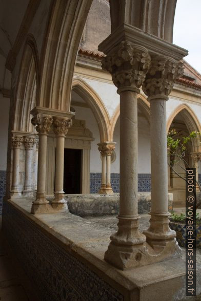 Colonnes fines doubles du Claustro do Cemitério. Photo © Alex Medwedeff