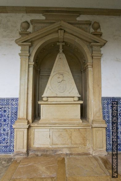 Tombe de Pedro Álvares Seco de Freitas. Photo © André M. Winter