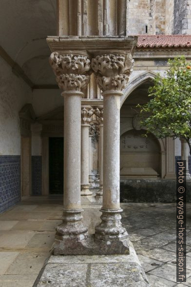 Colonnes doubles entre les arcades du Claustro do Cemitério. Photo © André M. Winter