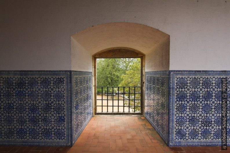 Une ouvertures au sud du Claustro do Lavagem. Photo © André M. Winter