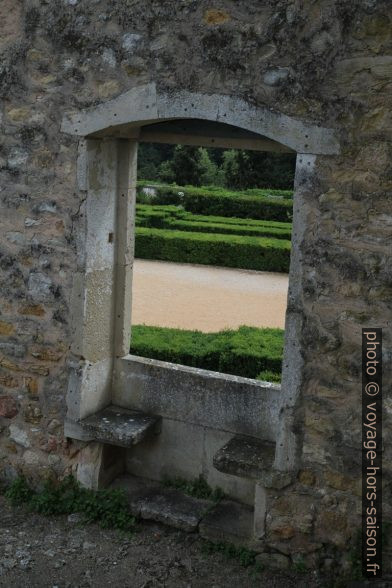 Fenêtre de la résidence en ruine de Dom Henrique. Photo © Alex Medwedeff