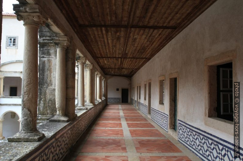 Couloir du niveau supérieur du Claustro da Hospedaria. Photo © Alex Medwedeff