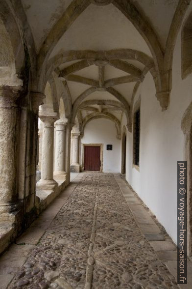 Couloir du niveau inférieur du Claustro da Hospedaria. Photo © Alex Medwedeff