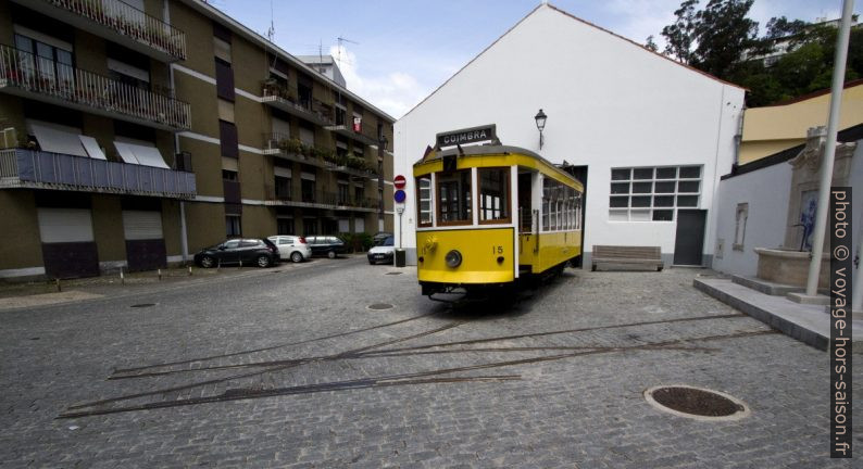 Tram de Coimbra exposé sur des rails tronqués. Photo © André M. Winter