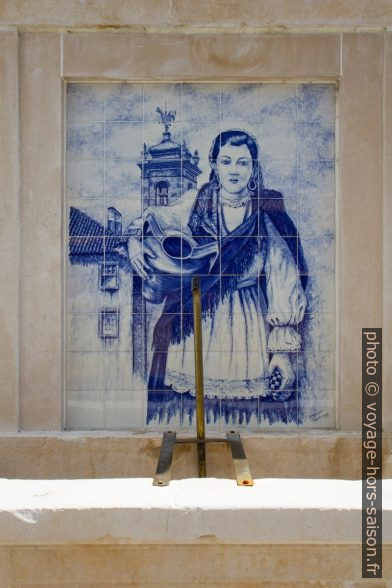 Azulejo montrant une femme avec une cruche d'eau. Photo © Alex Medwedeff