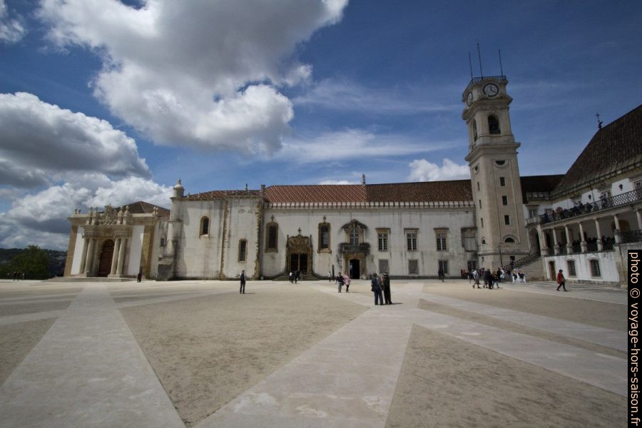 Biblioteca Joanina, Capela de São Miguel e la Torre da Universidade. Photo © André M. Winter