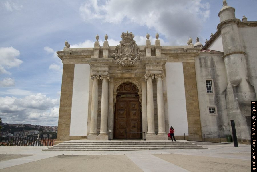 Portail de la Biblioteca Joanina. Photo © André M. Winter