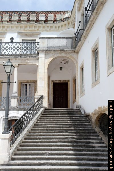 Escalier menant vers l'institut juridique. Photo © Alex Medwedeff