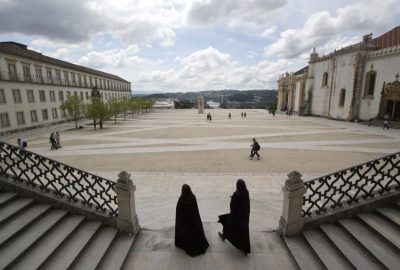 Deux étudiantes sortent par la Via Latina. Photo © André M. Winter